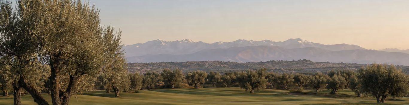 Parcours entre les oliviers face aux sommets de l'Atlas