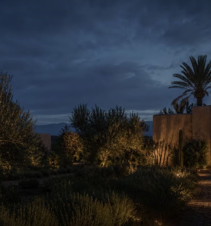 L'entrée du domaine, la nuit