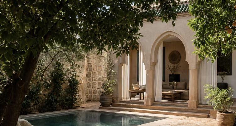Patio et bassin sous les orangers