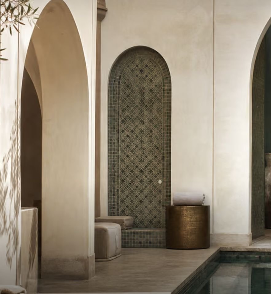 Spa aux arcades blanches et bassin intérieur