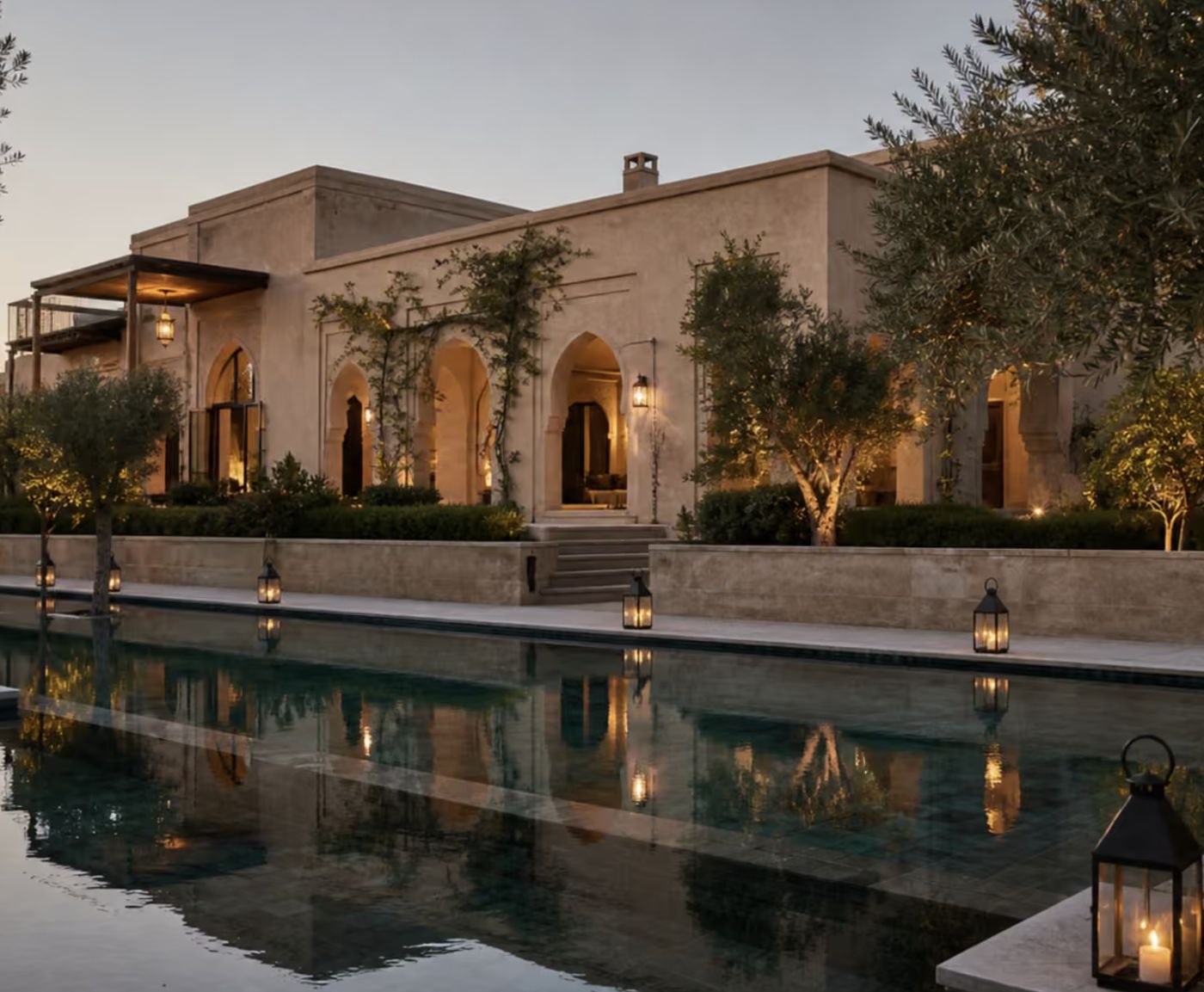 La villa du domaine et son bassin à la tombée du jour