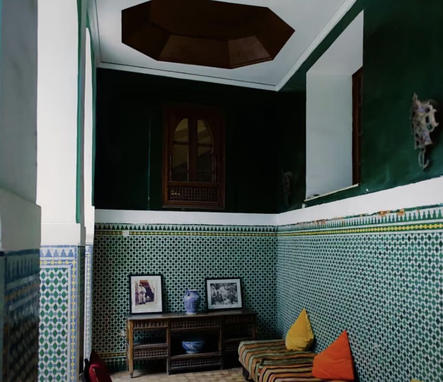 Salon aux murs de zellige vert